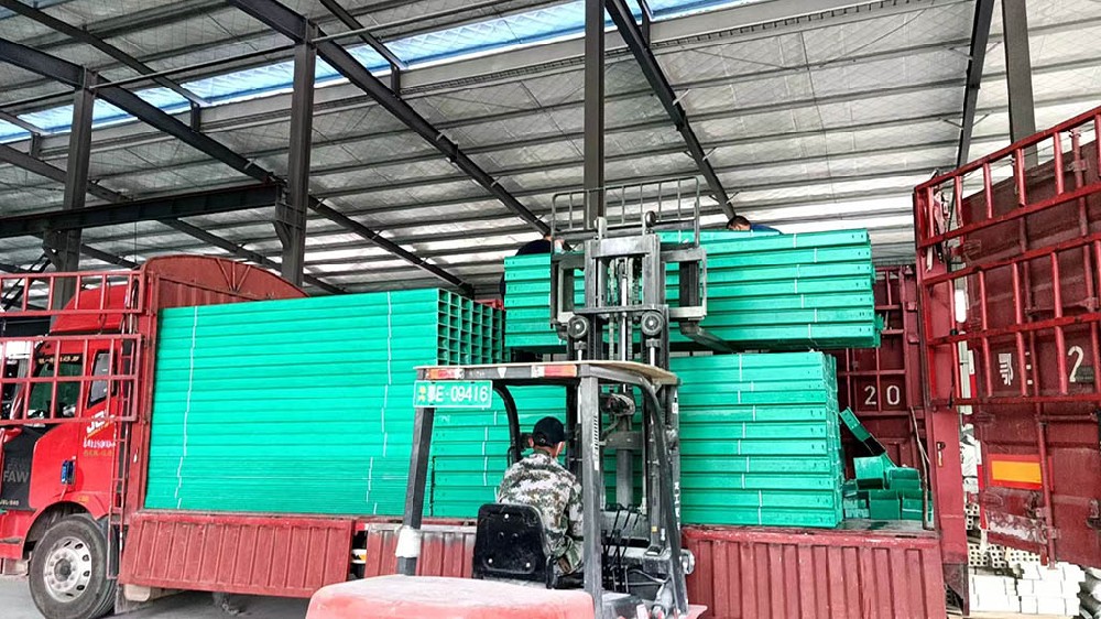 玻璃鋼橋架比熱鍍鋅橋架哪個(gè)好？